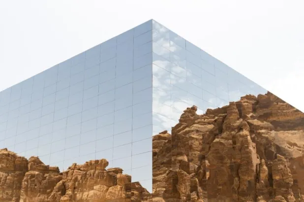 تضم العلا أكبر مبنى مغطى بالمرايا العاكسة في العالم (الشرق الأوسط)