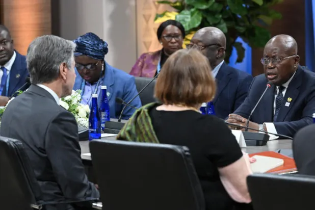 رئيس غانا نانا أكوفو أدو خلال لقائه مع وزير الخارجية الأميركي أنتوني بلينكن (أ.ب)