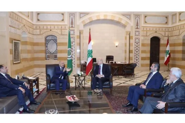 الأمين العام للجامعة العربية أحمد أبو الغيط خلال لقائه اليوم رئيس الوزراء اللبناني نجيب ميقاتي في بيروت (الوكالة الوطنية للأنباء)