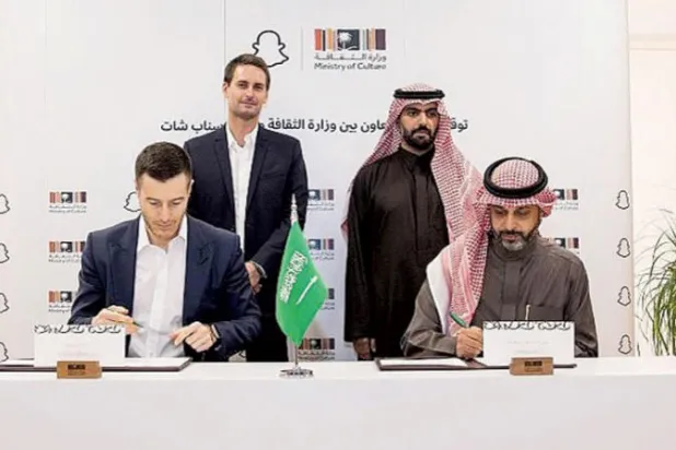 الأمير بدر بن عبد الله شهد توقيع الاتفاقية بحضور إيفان شبيغل في الحي الثقافي بالدرعية (واس)