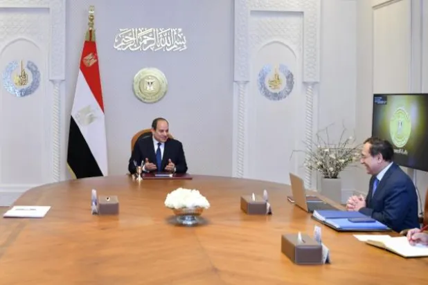 الرئيس المصري يقود اجتماعاً في القاهرة بحضور رئيس الوزراء ووزير البترول لمناقشة خطة استكشاف الطاقة بالبحر المتوسط (الرئاسة المصرية)