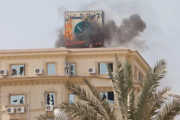 مقر «الإخوان» محترقاً في القاهرة صيف 2013 (غيتي)