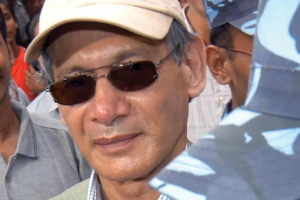 القاتل المتسلسل تشارلز سوبراج برفقة الشرطة (أ.ب)