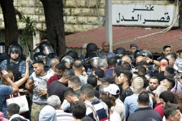 Eylemciler, geçen Eylül ayında Beyrut’taki Adalet Sarayı önünde tutuklananların serbest bırakılması çağrısında bulundu. (Getty)