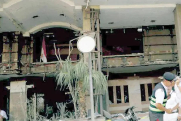 جانب من خسائر تفجير «معهد الأورام» في القاهرة عام 2019 المتهمة فيها حركة «حسم» التي تعدها السلطات المصرية إحدى أذرع «الإخوان» (رويترز)