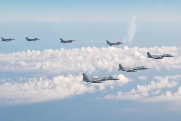 مقاتلات يابانية وأميركية في طلعة تدريبية فوق بحر اليابان في 25 مايو 2022 (أ.ب)