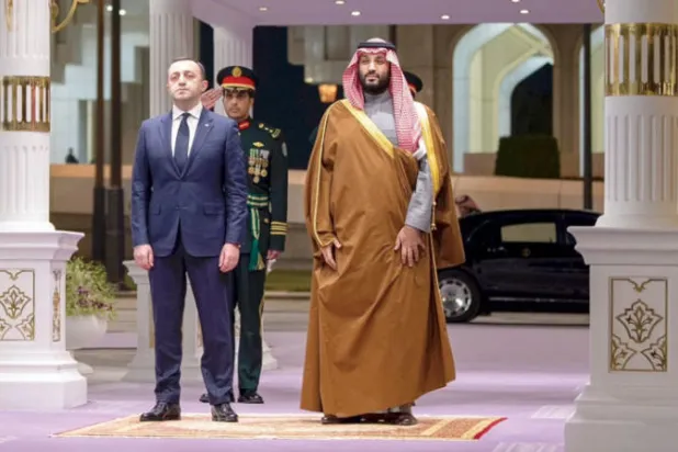 محمد بن سلمان وغاريباشفيلي خلال عزف السلام الملكي السعودي والنشيد الوطني الجورجي (واس)