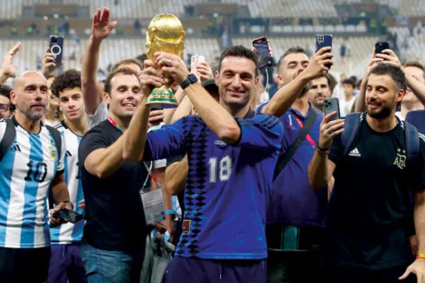 «الشمس ستشرق غداً»... كلمة سكالوني الشهيرة... وبالفعل أشرقت الشمس (رويترز)