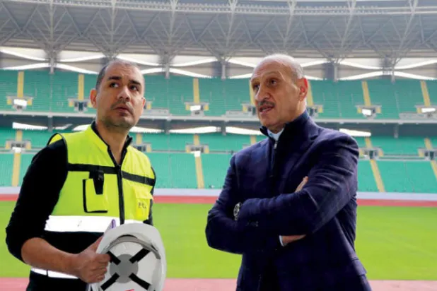 عدنان درجال رئيس الاتحاد العراقي خلال إحدى زياراته التفقدية لملاعب «خليجي 25» (موقع الاتحاد العراقي)