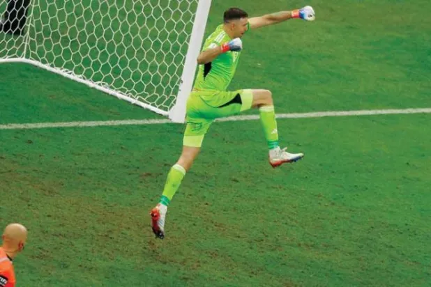 مارتينيز بعد التصدي لركلة الترجيح التي سددها كينغسلي كومان (رويترز)