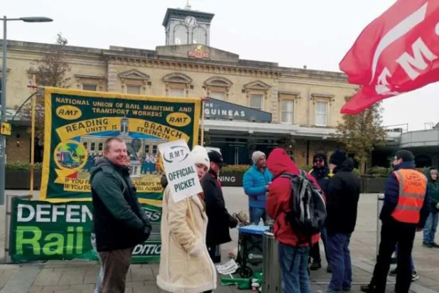 جانب من إضرابات السكك الحديد في بريطانيا (الشرق الأوسط)