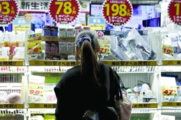 مواطنة يابانية تتسوق في أحد متاجر العاصمة اليابانية طوكيو (رويترز)