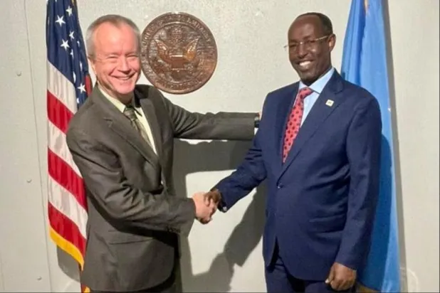 صورة وزعها السفير الأميركي لاجتماعه أمس بعمدة العاصمة مقديشو