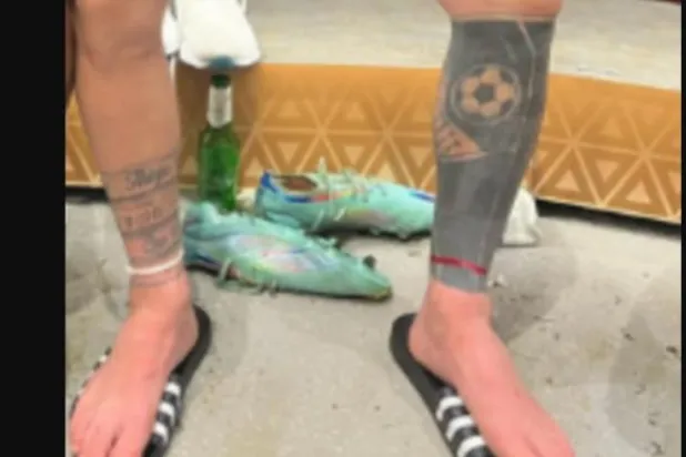 لقطة شاشة تُظهر الشريطة الحمراء حول كاحل ليونيل ميسي (إنستغرام)