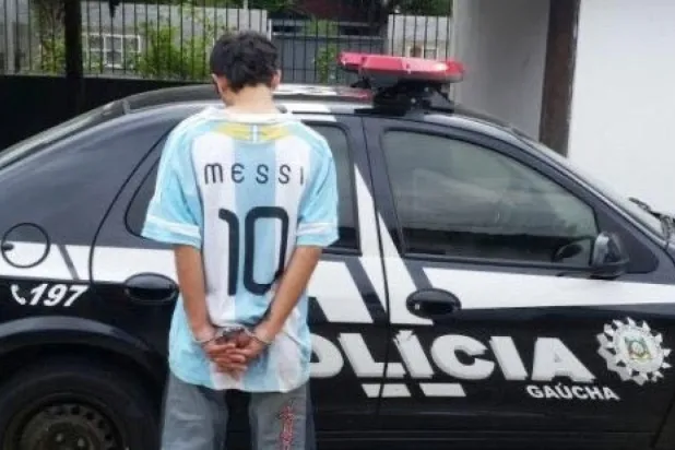 Brezilya'da 2017’de hırsızlık ve ateşli silah bulundurmaktan yakalanan bir kişinin üzerinde Lionel Messi forması vardı (Brezilya polisi/Arşiv)

