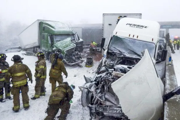 أفراد من خدمات الإنقاذ في مسرح حادث سير كبير في أوهايو (إ.ب.أ)