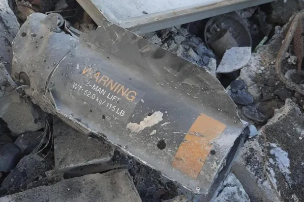 بقايا صاروخ للتحالف الدولي استهدف مبنى القيادي بتنظيم «داعش» في مدينة الباب شمال حلب (الشرق الأوسط)