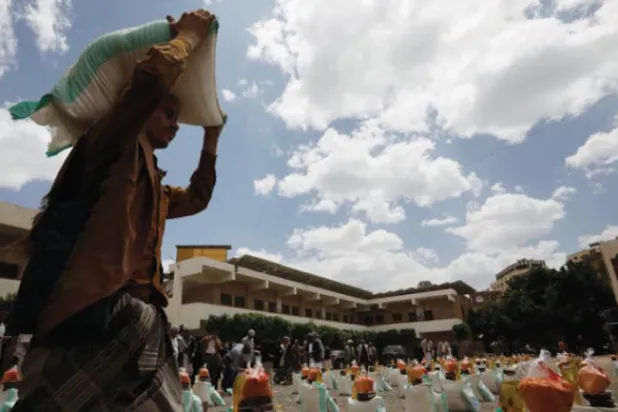 Halkın önemli bir kısmı yardım kuruluşlarının desteğine bağımlı halde yaşıyor. (EPA)