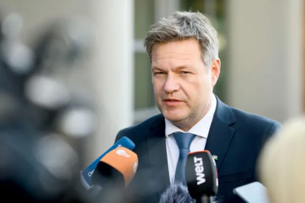 وزير الاقتصاد الألماني روبرت هابيك يتحدث لصحافيين في ختام زيارته لناميبيا في 5 ديسمبر الحالي (د.ب.أ)