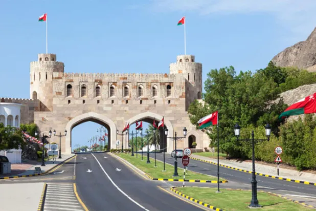 العمانيون يختارون مجالسهم البلدية بتصويت عبر الهواتف الذكية... اليوم