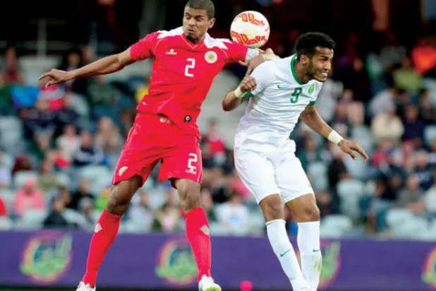 محمد حسين قائد منتخب البحرين في صراع هوائي مع مهاجم السعودية نايف هزازي في إحدى المباريات الخليجية (أرشيفية)