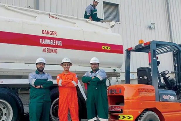 مهندس وعمال بجانب شاحنة وقود عند وصولها لمدينة الخزائن الاقتصادية بسلطنة عمان (وكالة الأنباء العمانية)