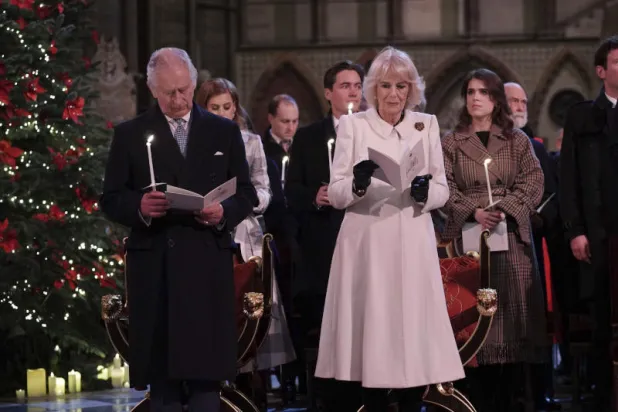 الملك تشارلز والملكة القرينة كاميلا خلال قداس في كنيسة وستمنستر (أ.ب)