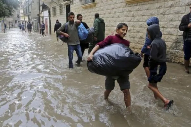 أرشيفية لشوارع غمرتها السيول في غزة (ا.ب)
