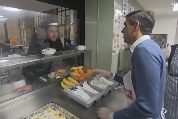 رئيس الوزراء البريطاني ريشي سوناك في لقطة من الفيديو المنتشر على مواقع التواصل