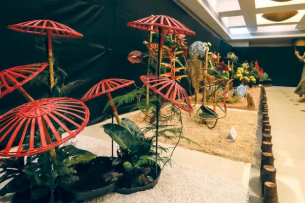 زائرة في الهند لمعرض زهور يابانية مرتبة بطريقة تعرف بالـ«إيبيكانا» التي ترمز إلى السماء والأرض والبشرية في سبتمبر الماضي (إ.ب.أ)