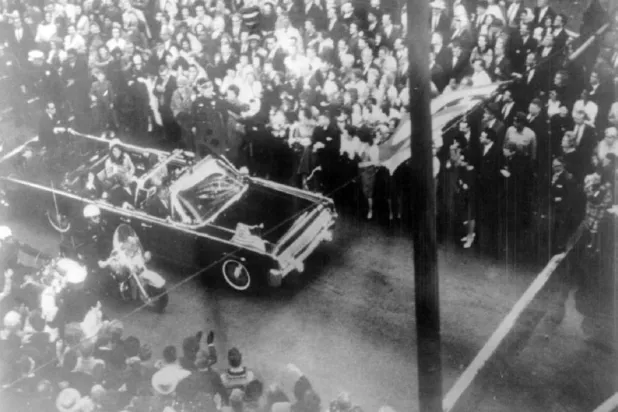 ABD Başkanı John Kennedy'nin 1963'te Teksas'ta suikasta uğradığı an (AFP)

