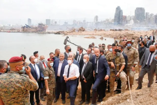 Fransa Cumhurbaşkanı, Ağustos 2020'deki patlamanın ardından Beyrut limanını ziyaret etti (Getty Images)