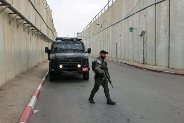 الحاجز الفاصل في الضفة الغربية أمس (أ.ف.ب)