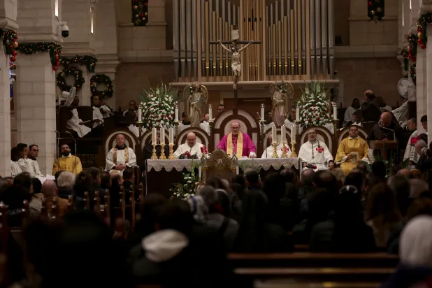 Kudüs Latin Patriği Başpiskopos Pierbattista Pizzaballa, Batı Şeria'nın Beytüllahim kentinde Hazreti İsa'nın doğduğuna inanılan Nativity (Yeniden Doğuş) Kilisesi'nde düzenlenen Noel ayini yönetti (AA)
