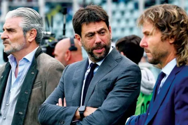 أنييلي رئيس يوفنتوس المستقيل يتوسط نائبه التشيكي ندفيد وأحد أعضاء إدارته (إ.ب.أ)