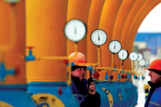 عاملون يعملون في محطة نقل الغاز «يامال – أوروبا» على بعد 130 كم غرب مينسك (أ.ف.ب)