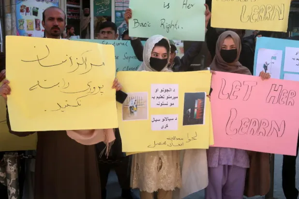 لاجئون أفغان في باكستان يتظاهرون ضد منع الفتيات من التعلم أمس (إ.ب.أ)
