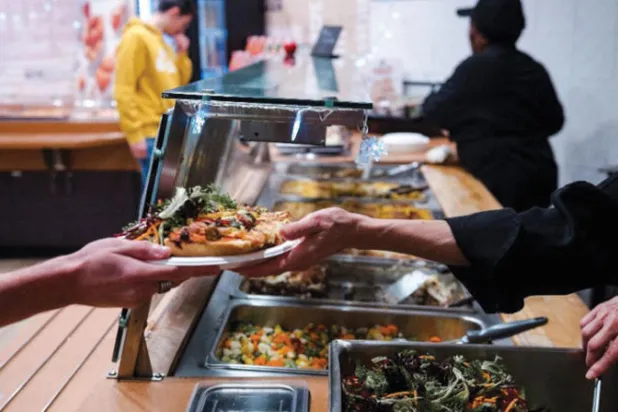 طلاب جامعة مونتريال يطلعون على سعر كل صنف غذائي (جامعة مونتريال)