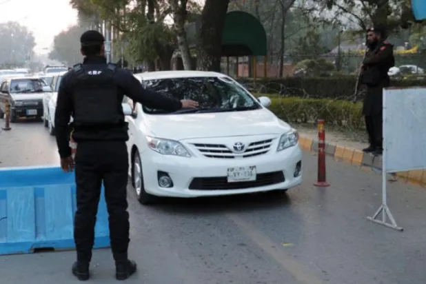 Pakistan güvenlik yetkilileri, başkent İslamabad'da düzenlenen intihar saldırısından bir gün sonra yüksek güvenlik alarmı durumuna geçti. (EPA)