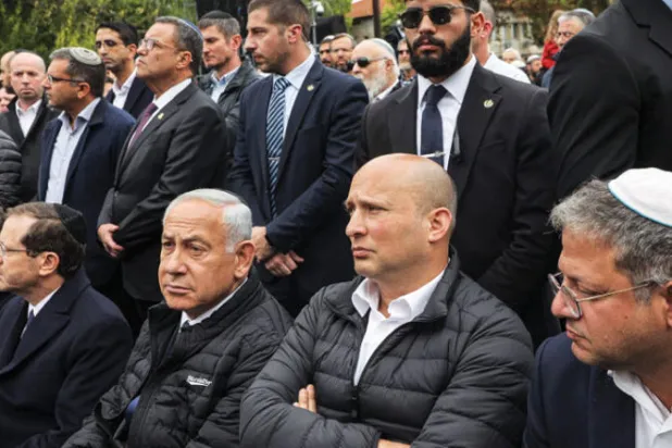 من اليسار: رئيس الوزراء المكلف نتنياهو ورئيس الوزراء السابق بنيت والنائب المتطرف بن غفير في جنازة حاخام يهودي الاثنين (أ.ف.ب)