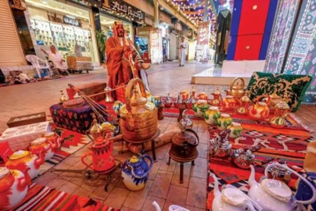 Tezgahlar, çarşının eski lezzetini yenilenen karakteriyle geri getirdi