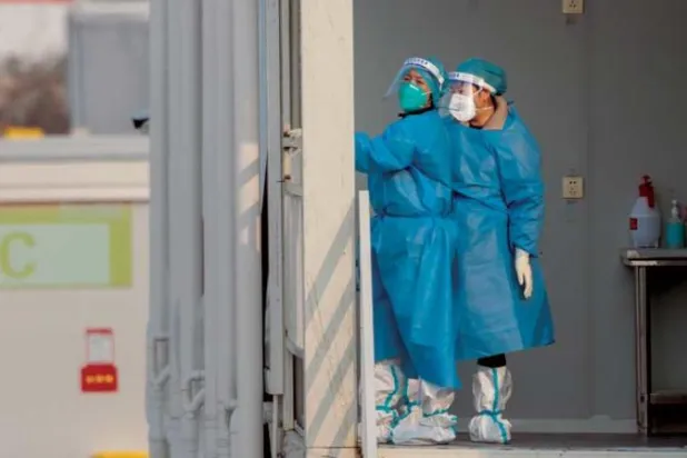 عاملون في إحدى المنشآت الصحية بمدينة شنغهاي الصينية بينما تتزايد أعداد الإصابات بـ«كوفيد - 19» (إ.ب.أ)