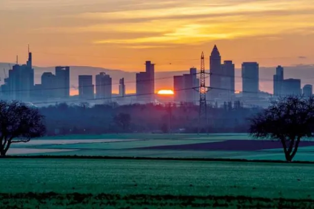 شروق للشمس على الضاحية المالية في مدينة فرنكفورت الألمانية (أ.ب)