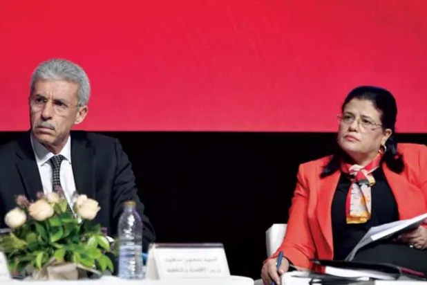 وزيرا الاقتصاد والمالية التونسيان سمير سعيد وسهام البوغديري في مؤتمر صحافي حول الموازنة (أ.ف.ب)