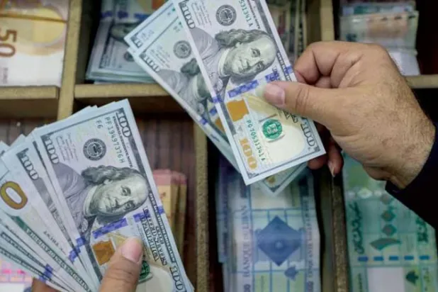 مركز صرافة في لبنان حيث يسجل الدولار أرقاماً قياسية مقابل الليرة (رويترز)
