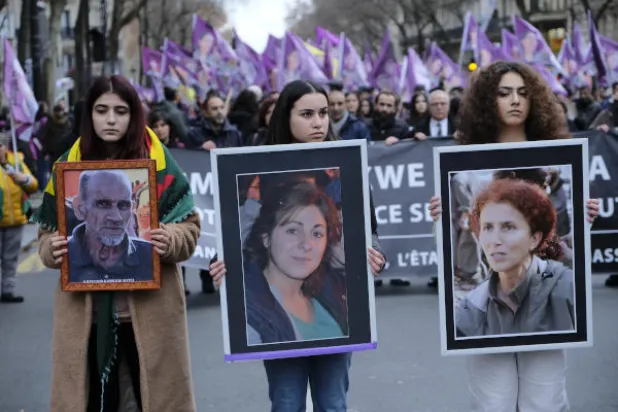 احتجاج في باريس أمس على اغتيال 3 أكراد بفرنسا يوم الجمعة رفع فيه المشاركون صور الضحايا (د.ب.أ)