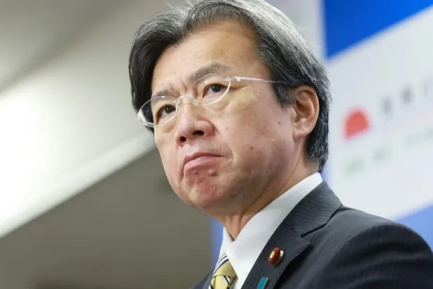 وزير إعادة الإعمار الياباني كينيا أكيبا (أ.ف.ب)