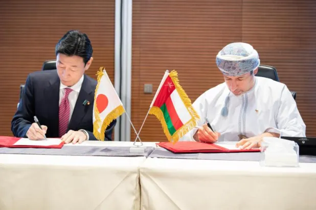 جانب من مراسم توقيع المذكرتين في مسقط (وكالة الأنباء العمانية)