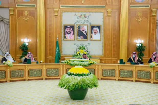 خادم الحرمين الشريفين الملك سلمان بن عبد العزيز يرأس جلسة مجلس الوزراء بالرياض اليوم (واس)