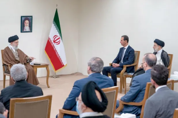 الرئيس بشار الأسد خلال لقائه «المرشد» الإيراني خامنئي بحضور الرئيس إبراهيم رئيسي في طهران خلال مايو 2022 (الرئاسة السورية)